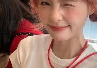 吃瓜网官网，红与黑交织下的趣事，别眨眼，精彩不止！