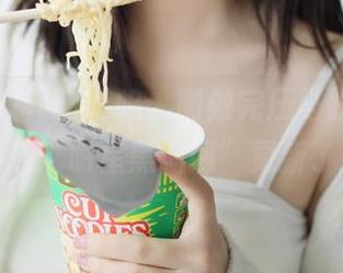 呜呜，刚做完压马路心塞，发现“明星黑料网”更新了！